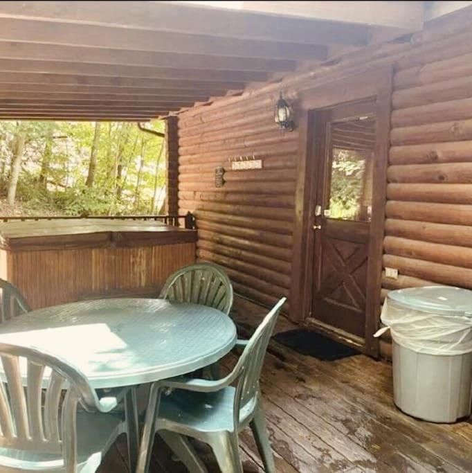Rustic Black Bear Cabin Pigeon Forge Exterior photo